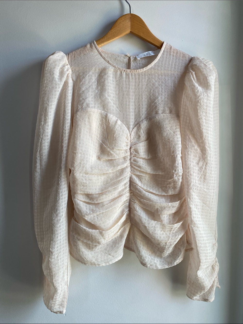 Astr The Label Ivory Ruched Puff-Sleeve Blouse